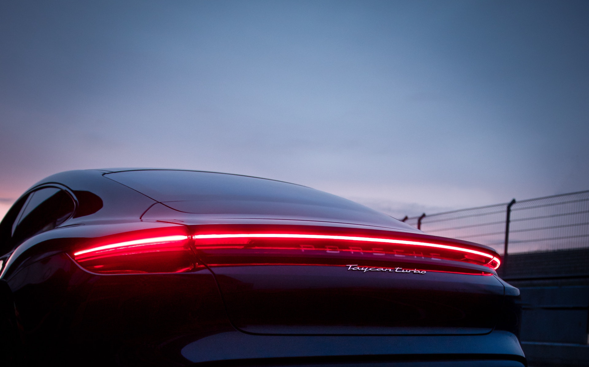 Traseira de um Porsche Taycan elétrico