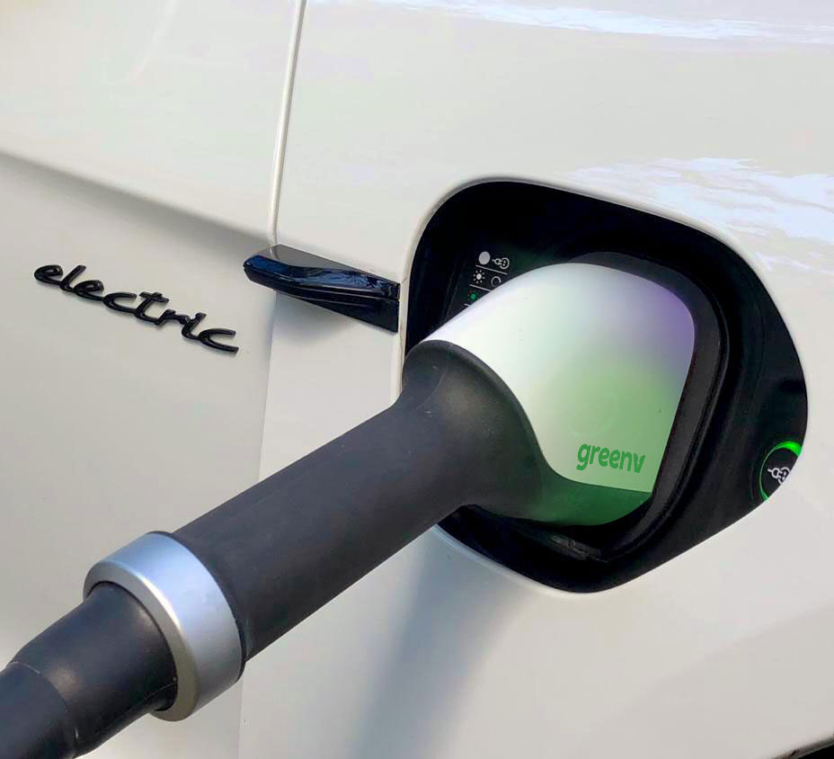 Conector GreenV ligado a um veículo elétrico